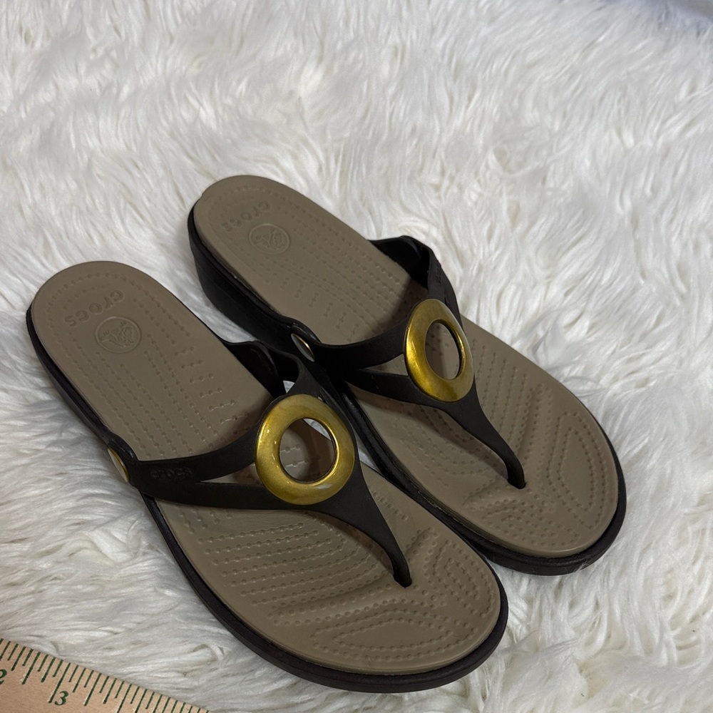 CROCS Women’s Brown and Gold Thong Sandals - Picture 6 of 8